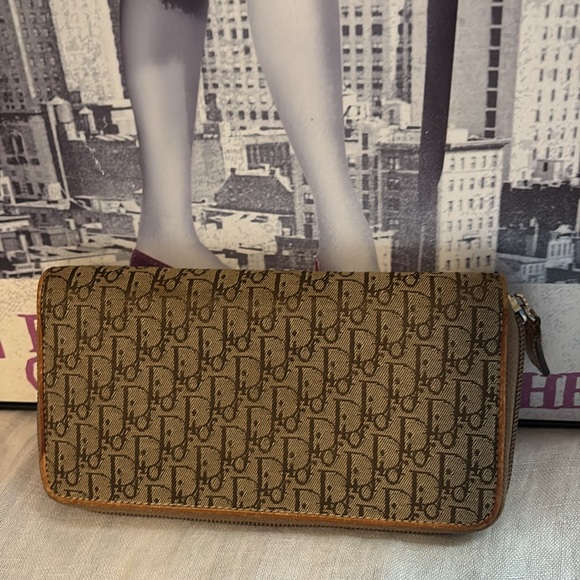 Dior Tan Wallet with Iconic Monogram Design - Picture 4 of 16
